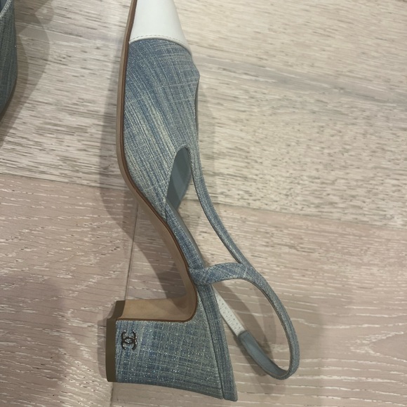 Spectacular Chanel denim and white block heel closed toe sandals. - Picture 3 of 5